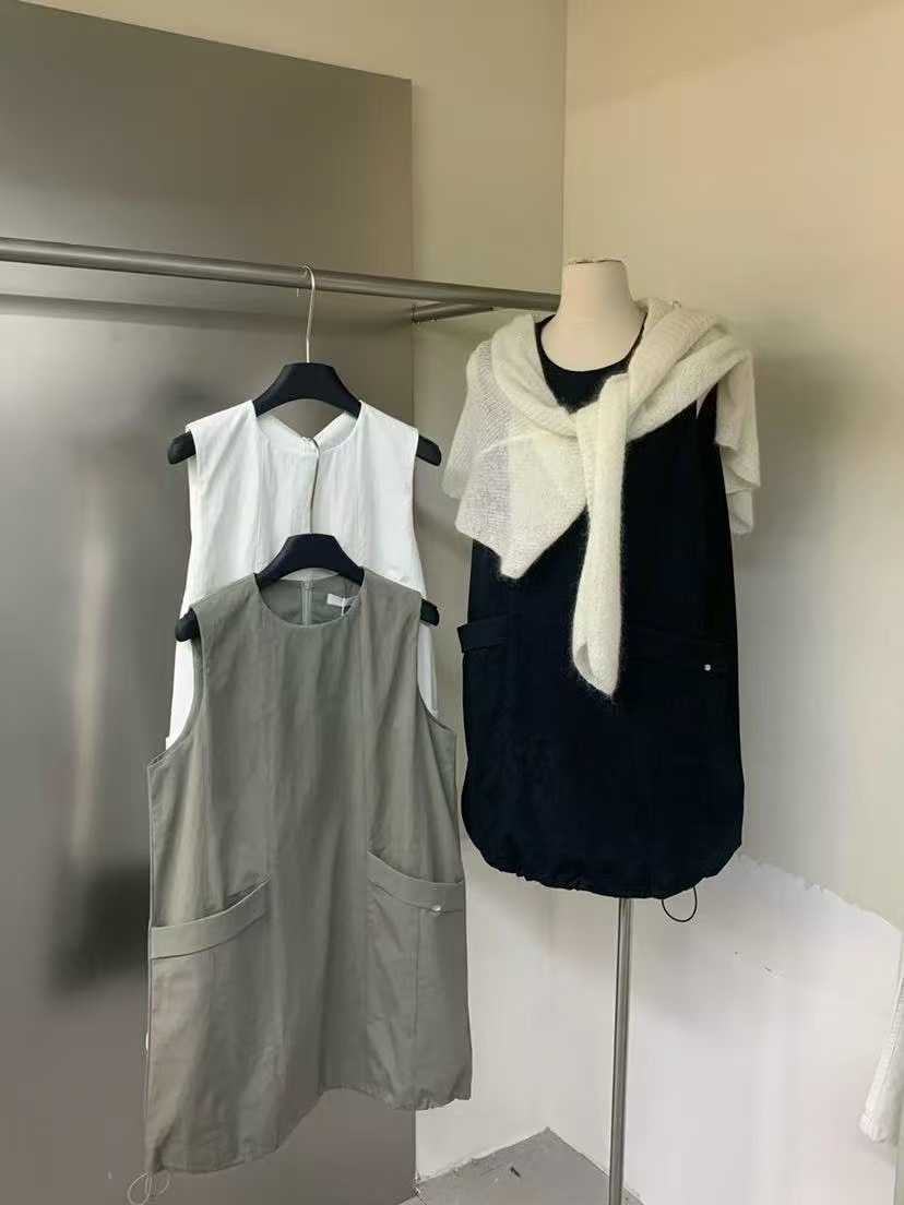 658 大口袋俐落線條背心短洋