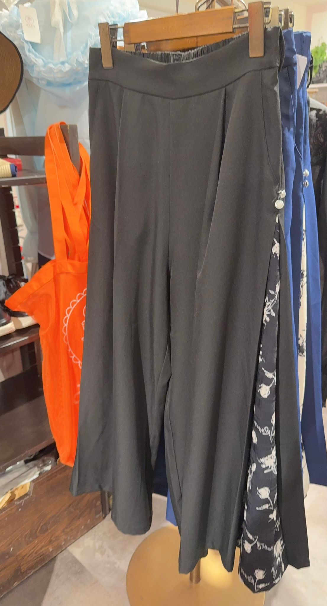 AX52 新款闊褲碎花 腰26-38 長35 hip 50 $369