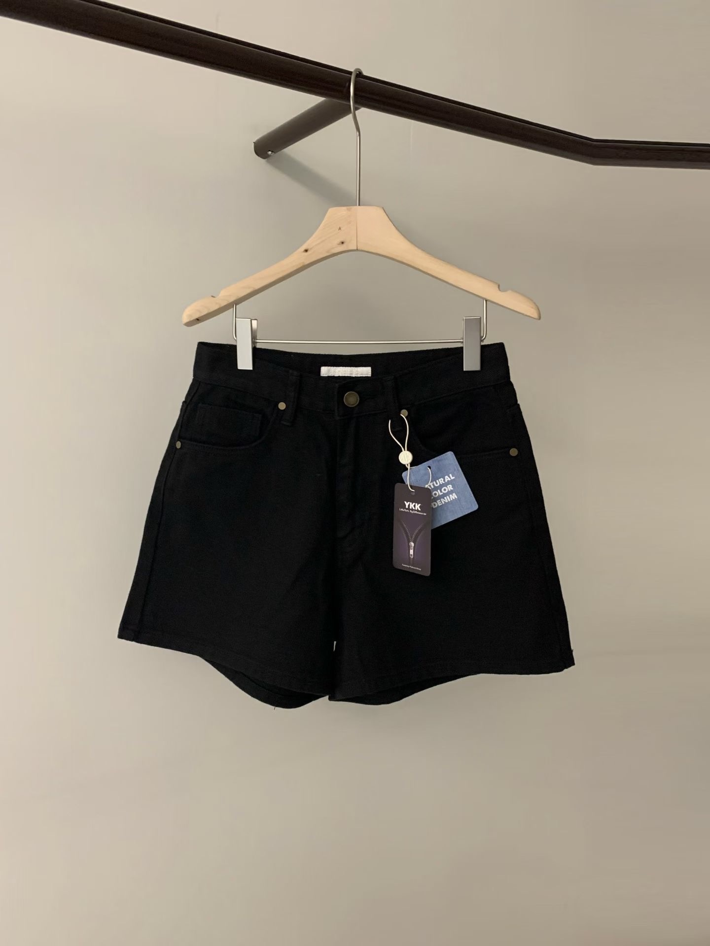 #228N743 經典原色；Acut黑色牛仔短褲