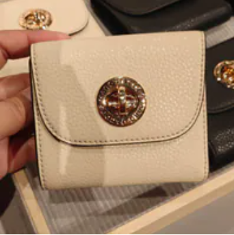 [S] MARC JACOBS MARSHMALLOW 4R5SMP029S01-102 BIFOLD TURNLOCK WALLET LEATHER, 196611783880 (SMJ688)