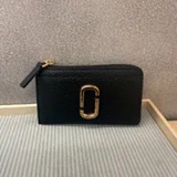 [S] MARC JACOBS BLACK 2F5SMP067S01-001 THE PEBBLE J MARC TOP ZIP MULTI WALLET, 196611776585 (SMJ691)