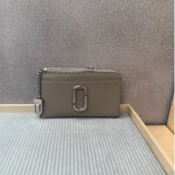[S] MARC JACOBS CEMENT 2F5SMP067S01-055 THE PEBBLE J MARC TOP ZIP MULTI WALLET, 196611776561 (SMJ695)