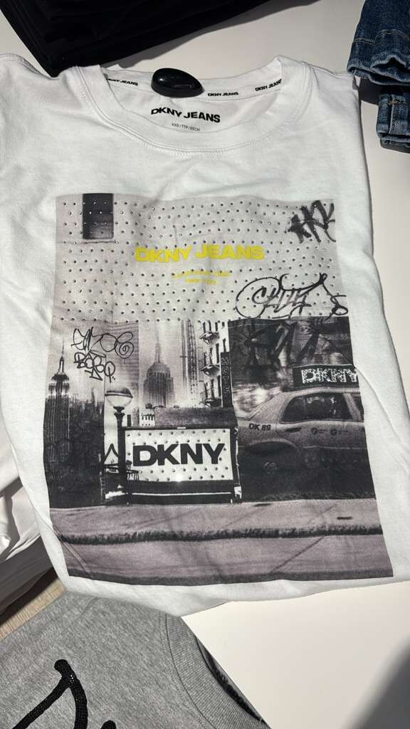 ZR013 DKNY 白色紐約街頭拼貼印花短袖TEE