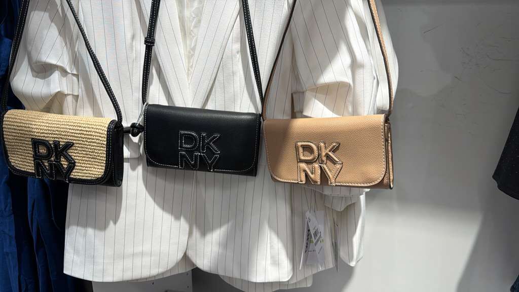 ZR016 DKNY 淨色3D立體浮雕LOGO crossbody bag 19x11cm