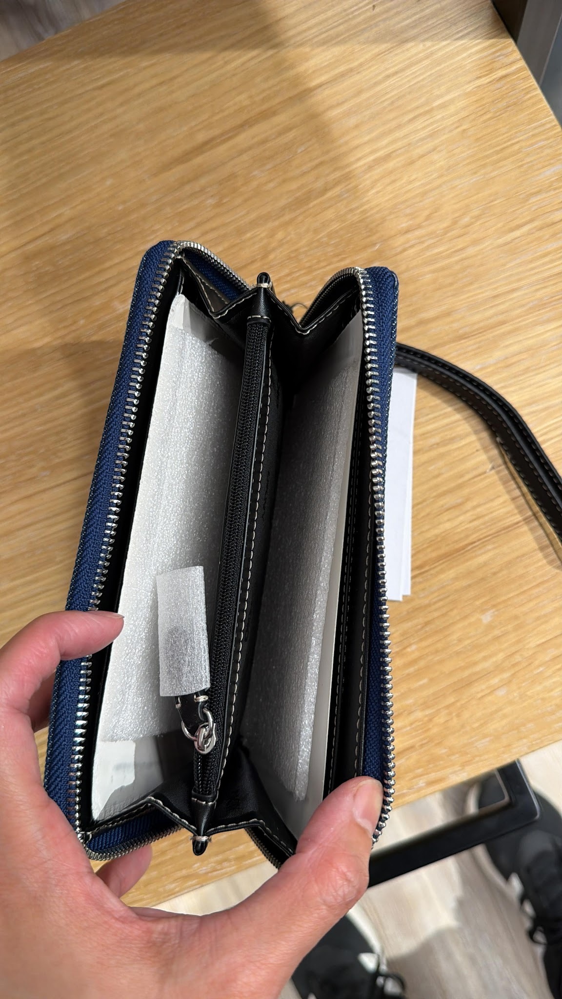ZR064 DKNY 牛仔色文字LOGO手拿包 20x11 cm
