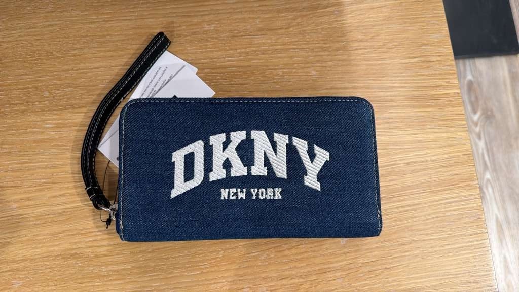 ZR064 DKNY 牛仔色文字LOGO手拿包 20x11 cm