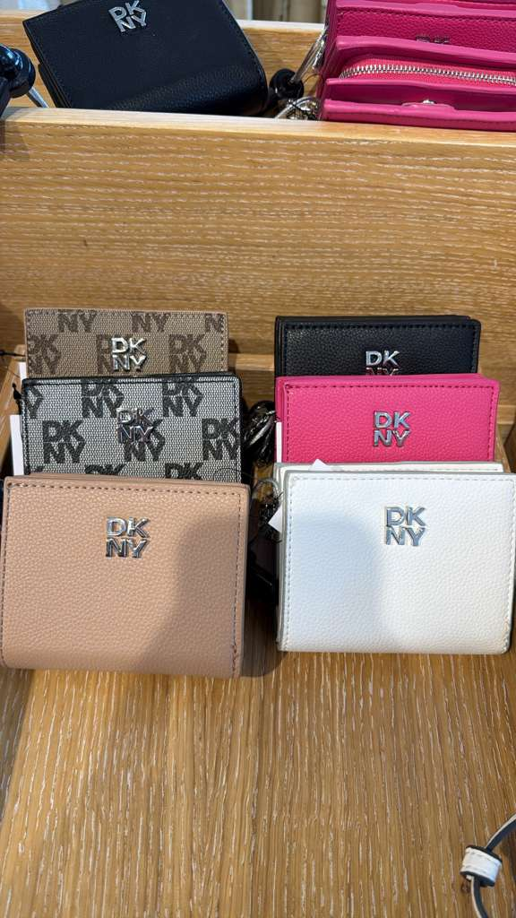 ZR042 DKNY 兩摺散銀中銀包