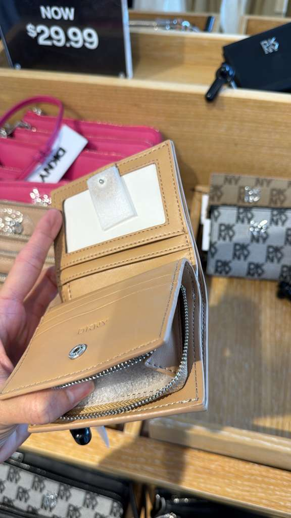 ZR042 DKNY 兩摺散銀中銀包