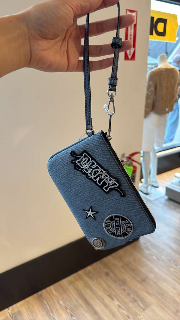 ZR044 DKNY 牛仔色立體布LOGO拉鏈手挽零錢包 20x12 cm