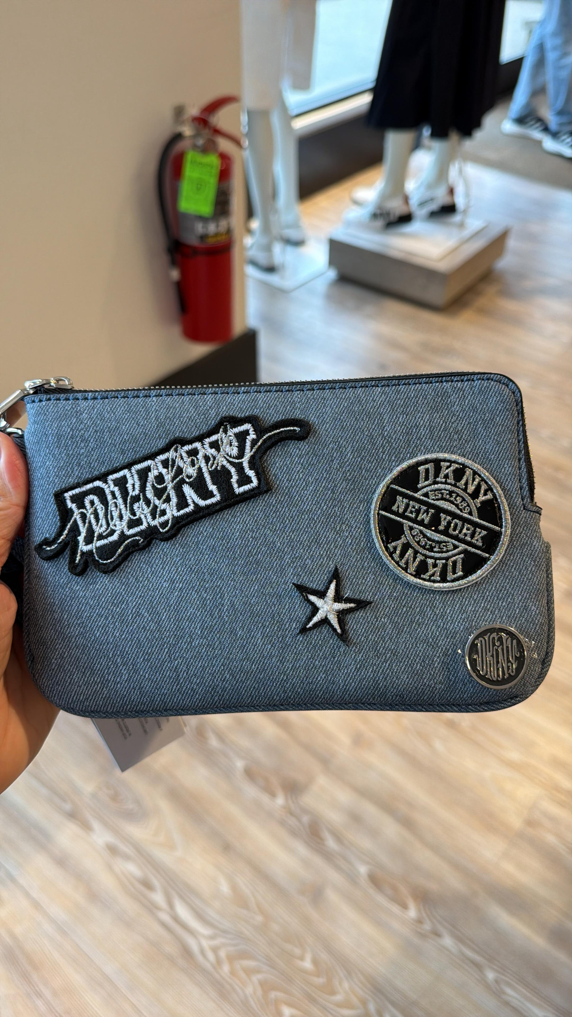 ZR044 DKNY 牛仔色立體布LOGO拉鏈手挽零錢包 20x12 cm