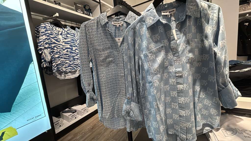 ZR050 DKNY 淺牛仔藍色滿版LOGO襯衣