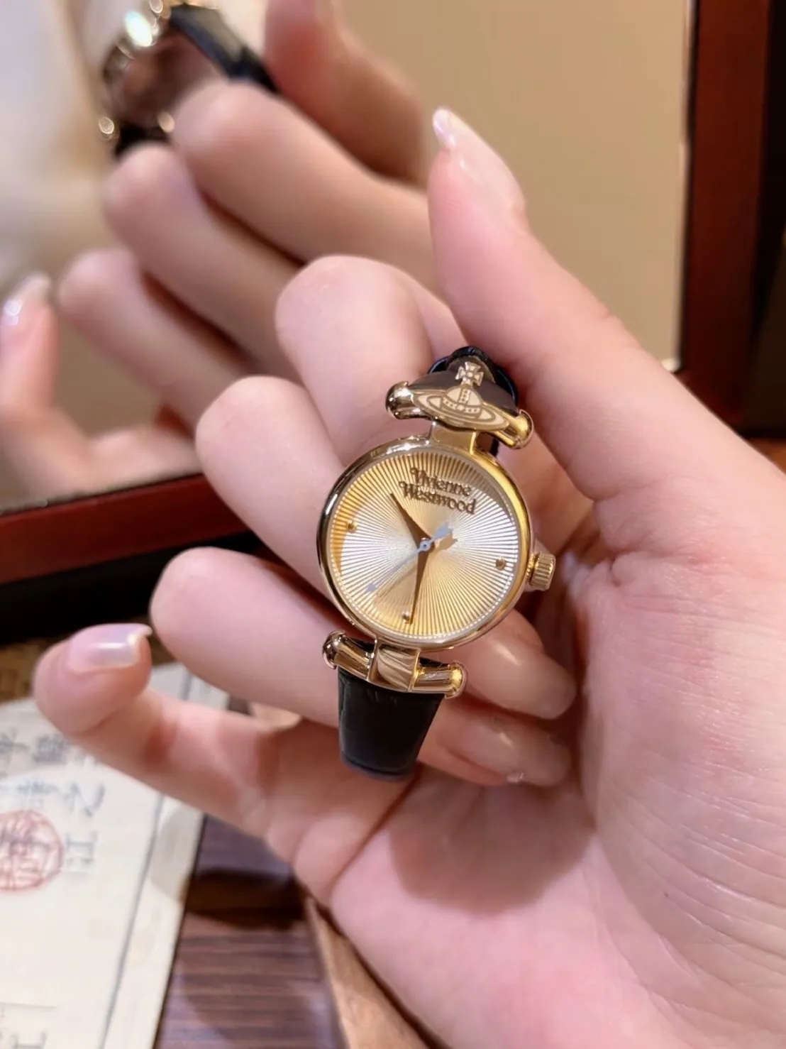 <精選西太后錶款⌚>Vivienne Westwood 真皮荔枝紋經典LOGO 黑/咖