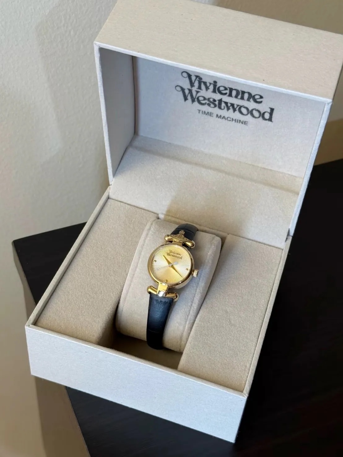 <精選西太后錶款⌚>Vivienne Westwood 真皮荔枝紋經典LOGO 黑/咖