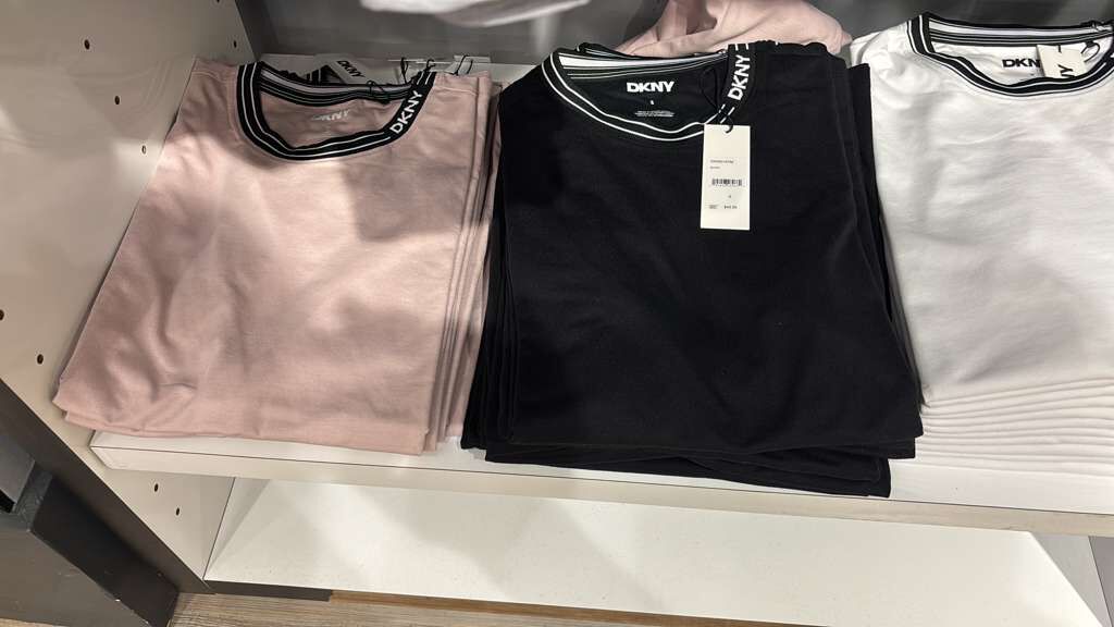 ZR054 DKNY 經典字母織帶拼接圓領短袖TEE