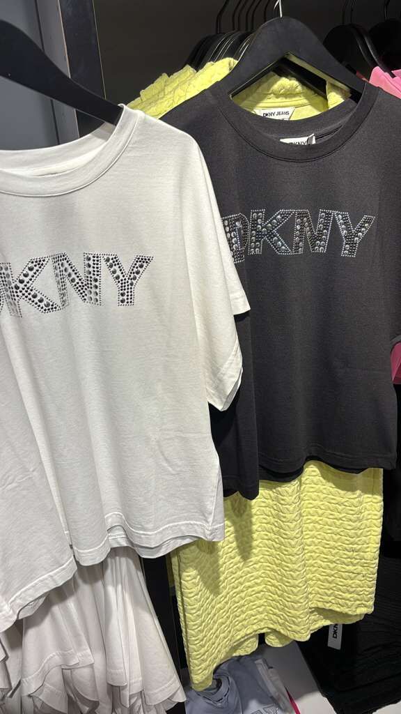 ZR063 DKNY 金屬圓頭鉚釘藝術 Logo 短袖TEE