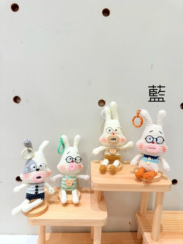 4013-眼鏡嘟嘟嘴兔兔吊飾-6號