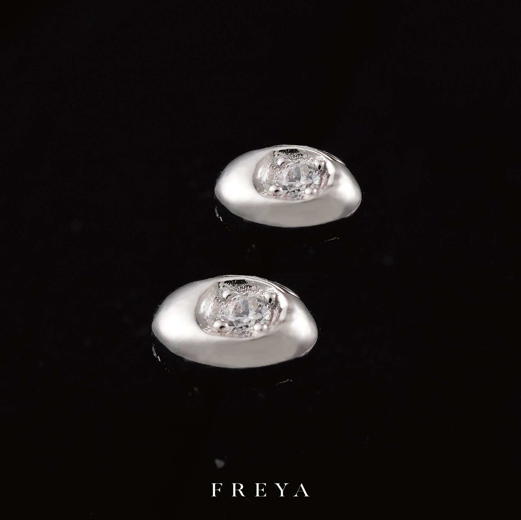 FREYA 單鑽水滴耳環
