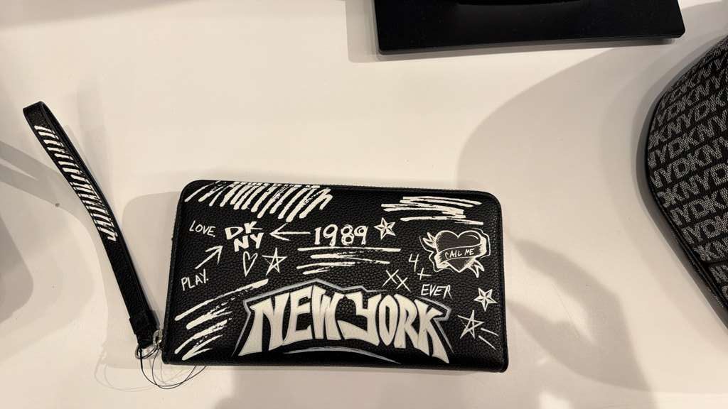 ZR081 DKNY 黑色復古風手拿包 20X11CM