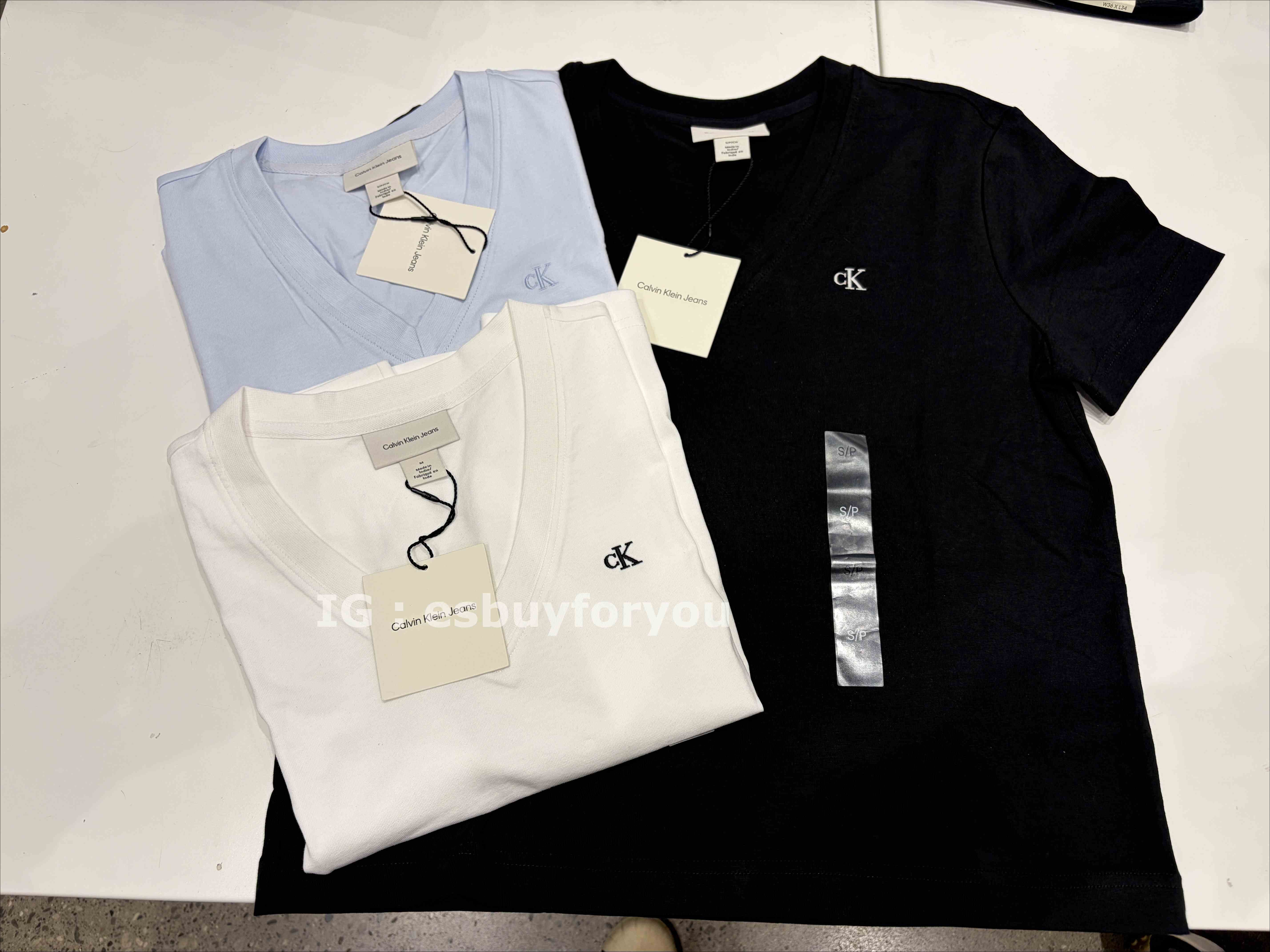 CK 女大人 經典款 電繡小字樣 V領 短TEE (３色) (Class fit)