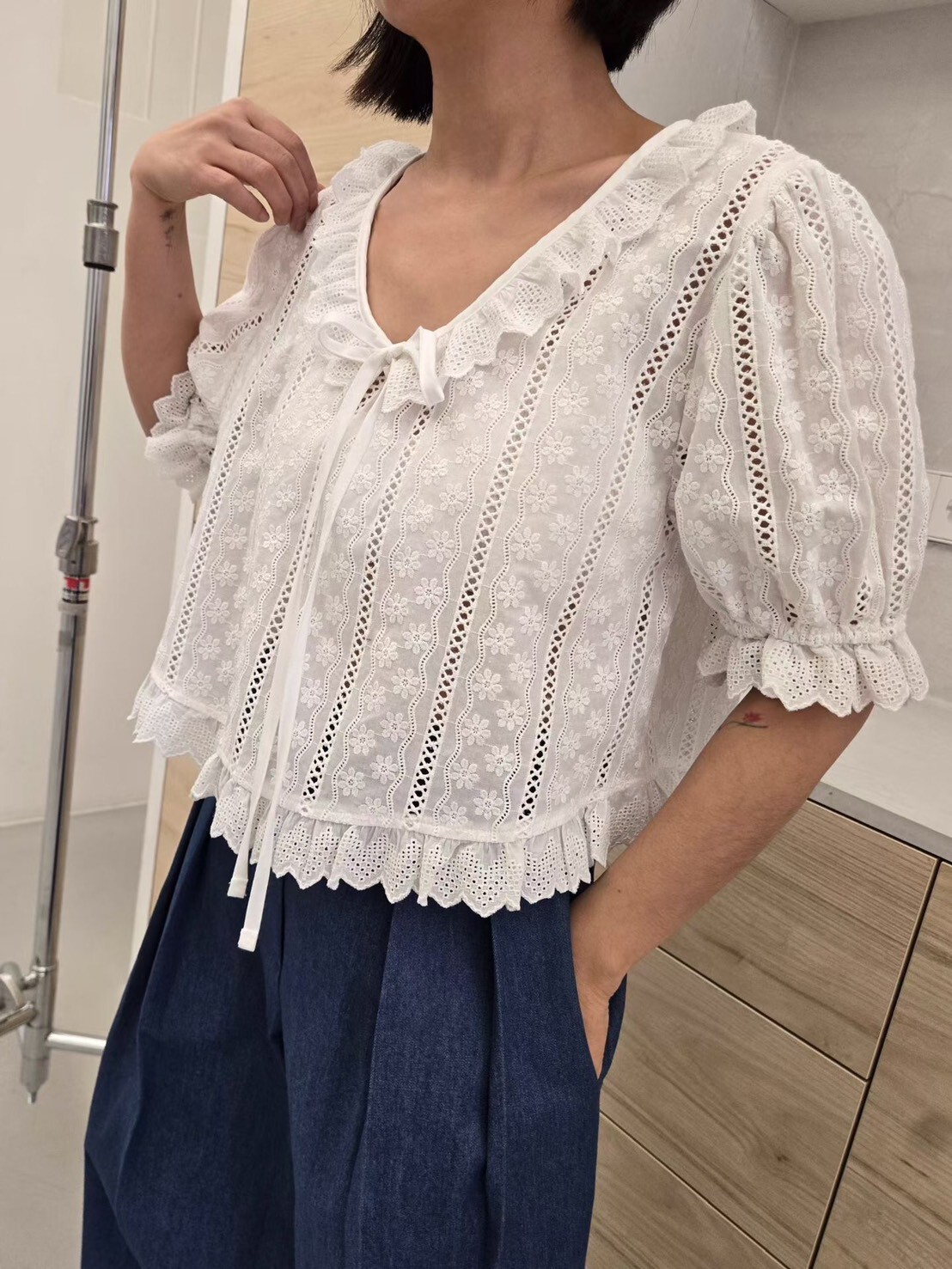 花邊蕾絲V領花紋上衣