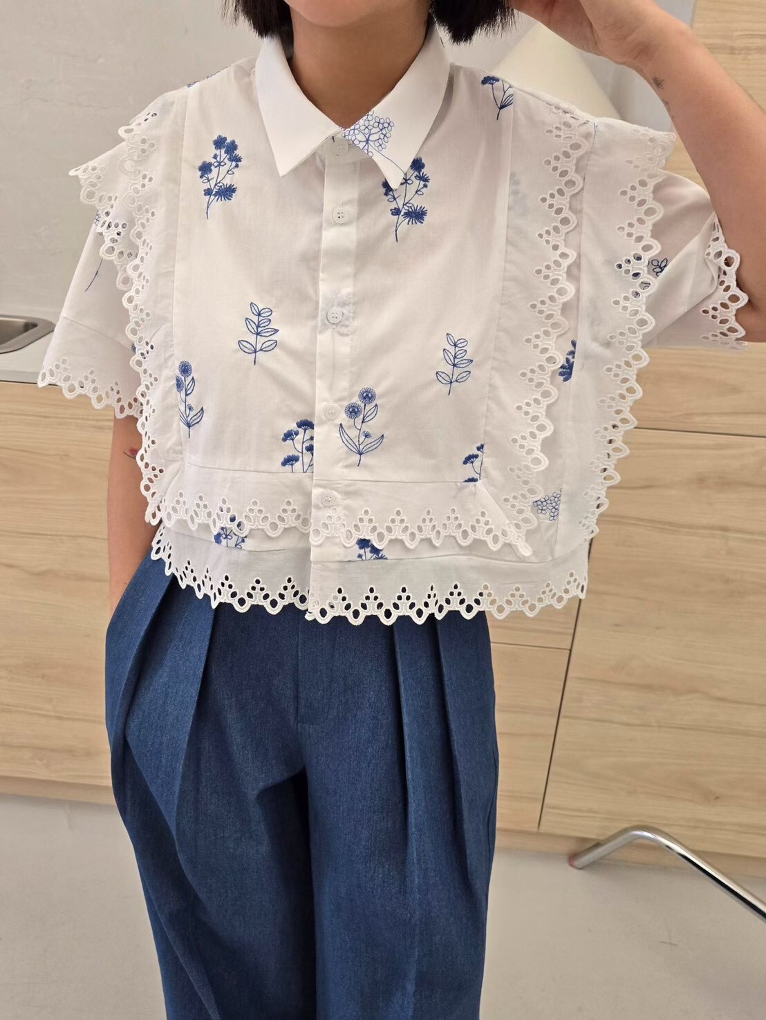 白色藍花襯衫