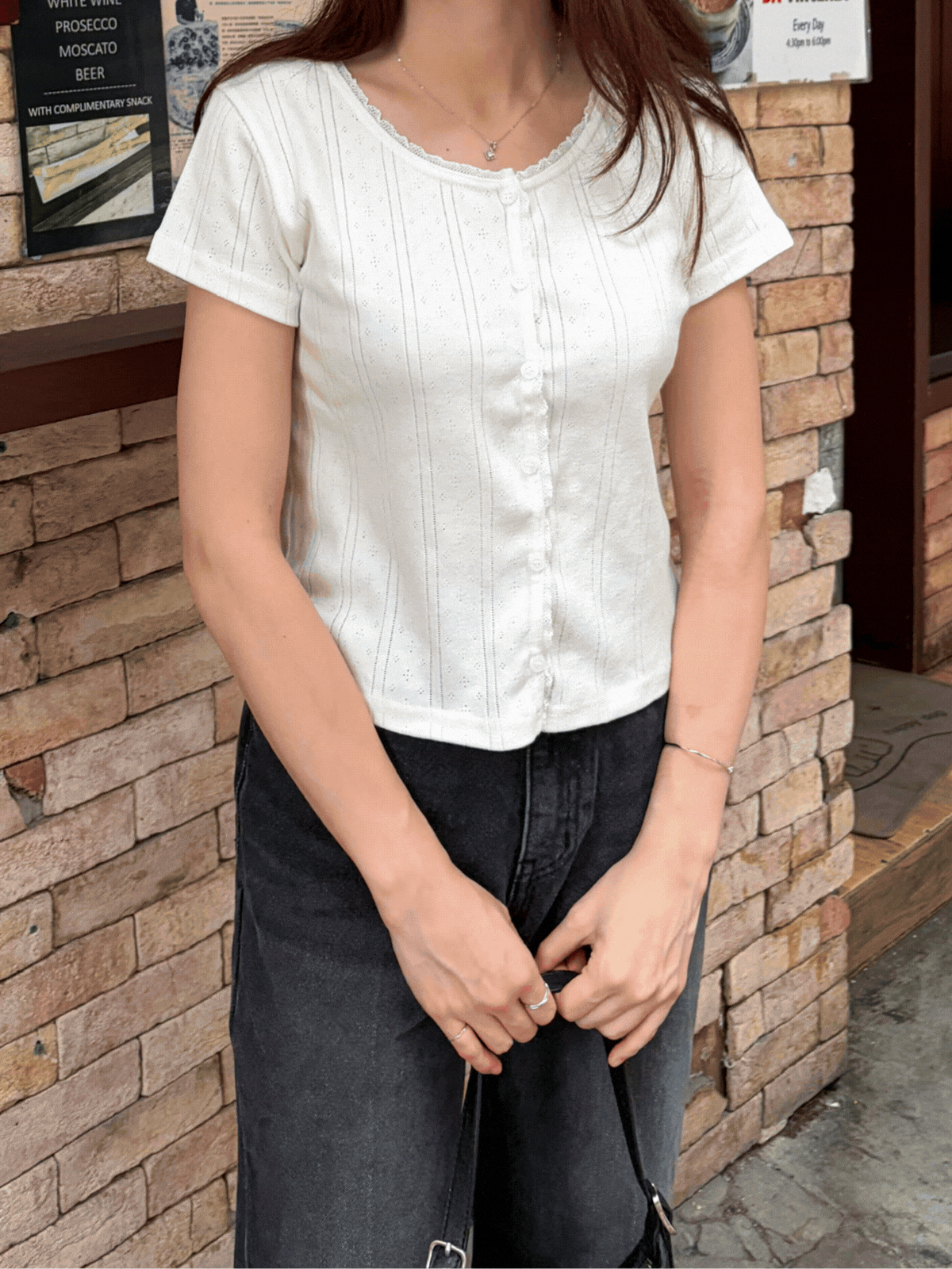 《KR》 低調壓花蕾絲邊排鈕Tee