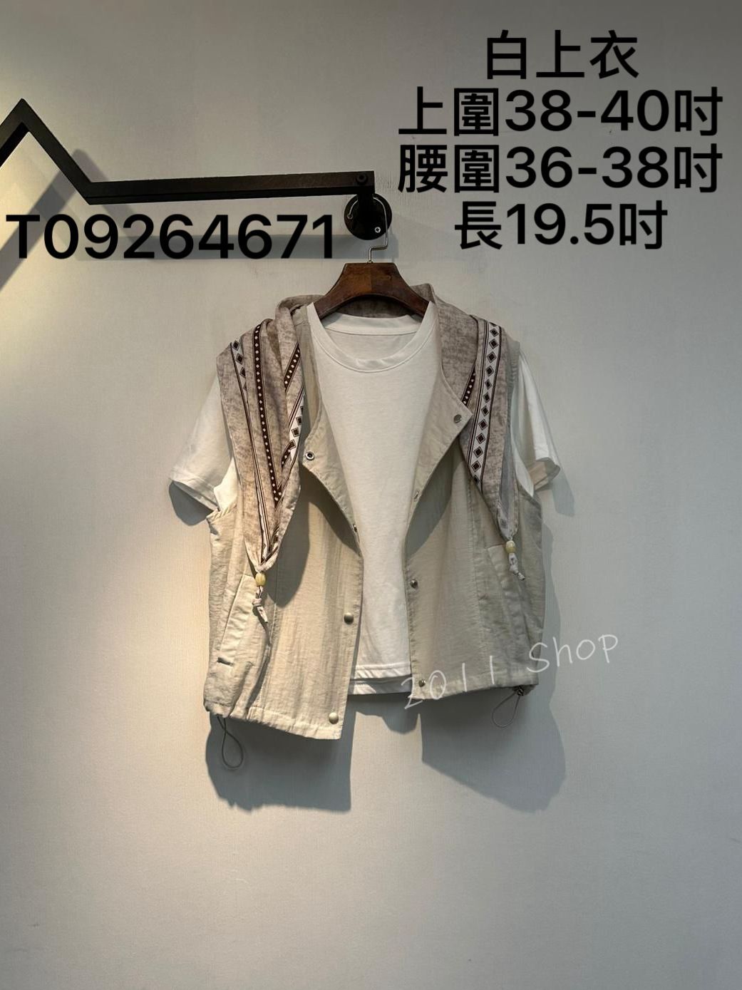 圓領上衣配背心馬甲連絲巾套裝  白上衣 上圍38-40吋 腰圍36-38吋 長19.5吋  T09264671