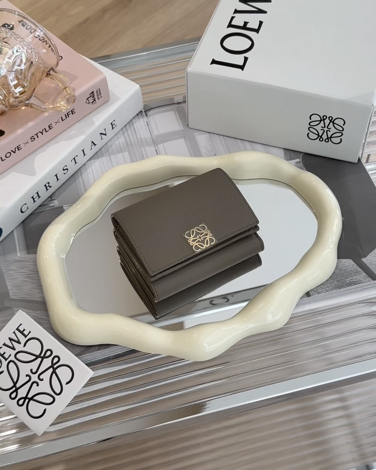LOEWE｜卵石紋小牛皮按扣三折短夾 灰褐色