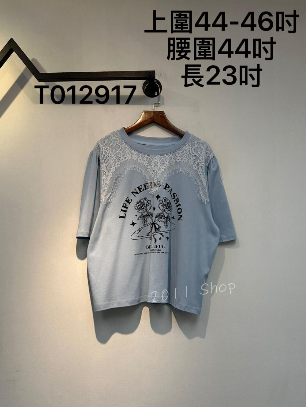 圓領蕾絲玫瑰英文字印花T恤  上圍44-46吋 腰圍44吋 長23吋  T012917