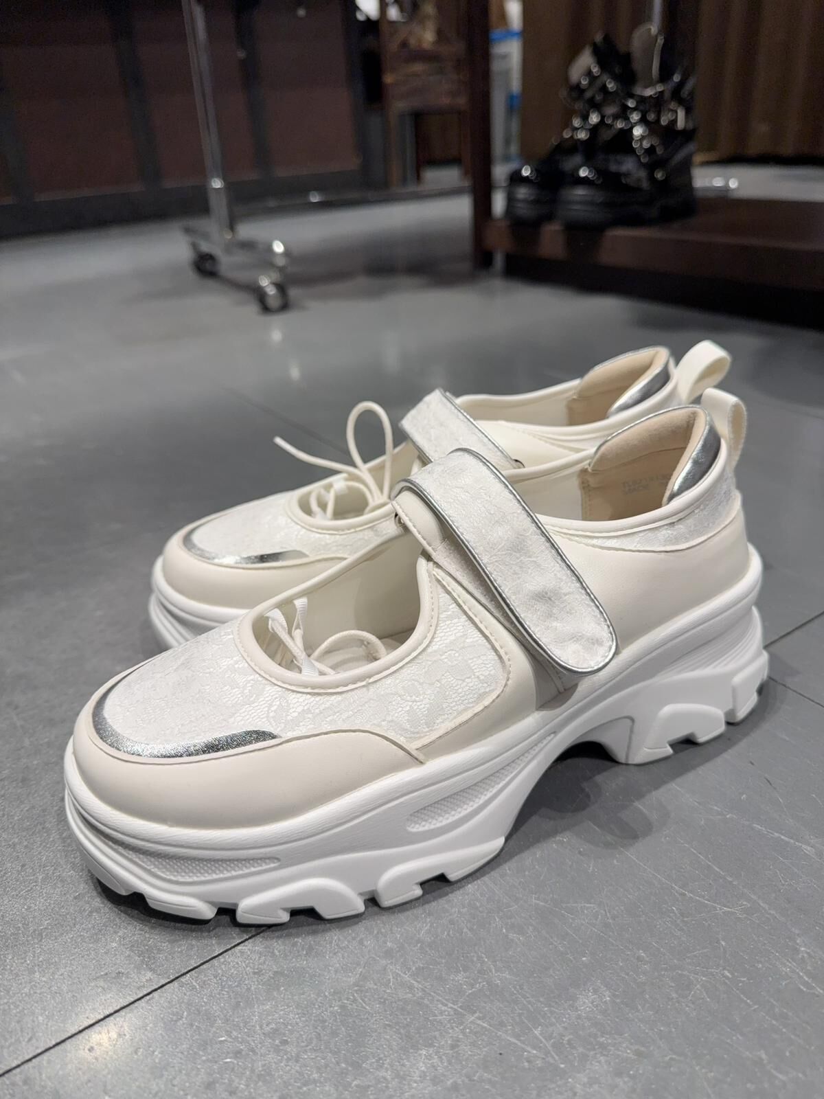 AS20 厚底lace 鞋2寸高 $399 鞋盒+30