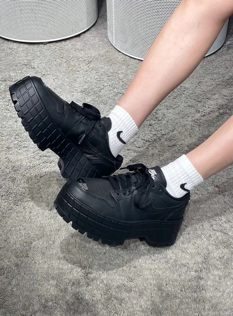 代購-《劉知珉KARINA、宋智雅同款》NIKE AIR JORDAN 1 BROOKLYN LOW AJ1 "Black Leather" 厚底 增高 全黑 黑武士 金屬 HF3184-001