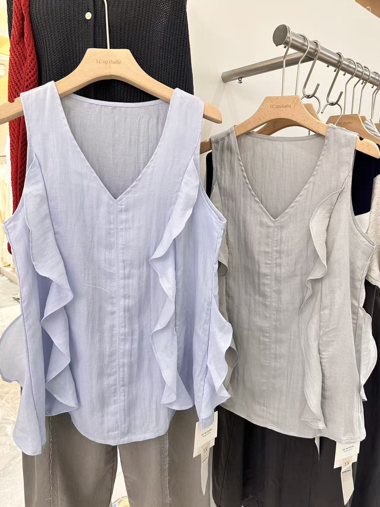 【現貨】LX051610 荷葉邊 V 領無袖襯衫上衣