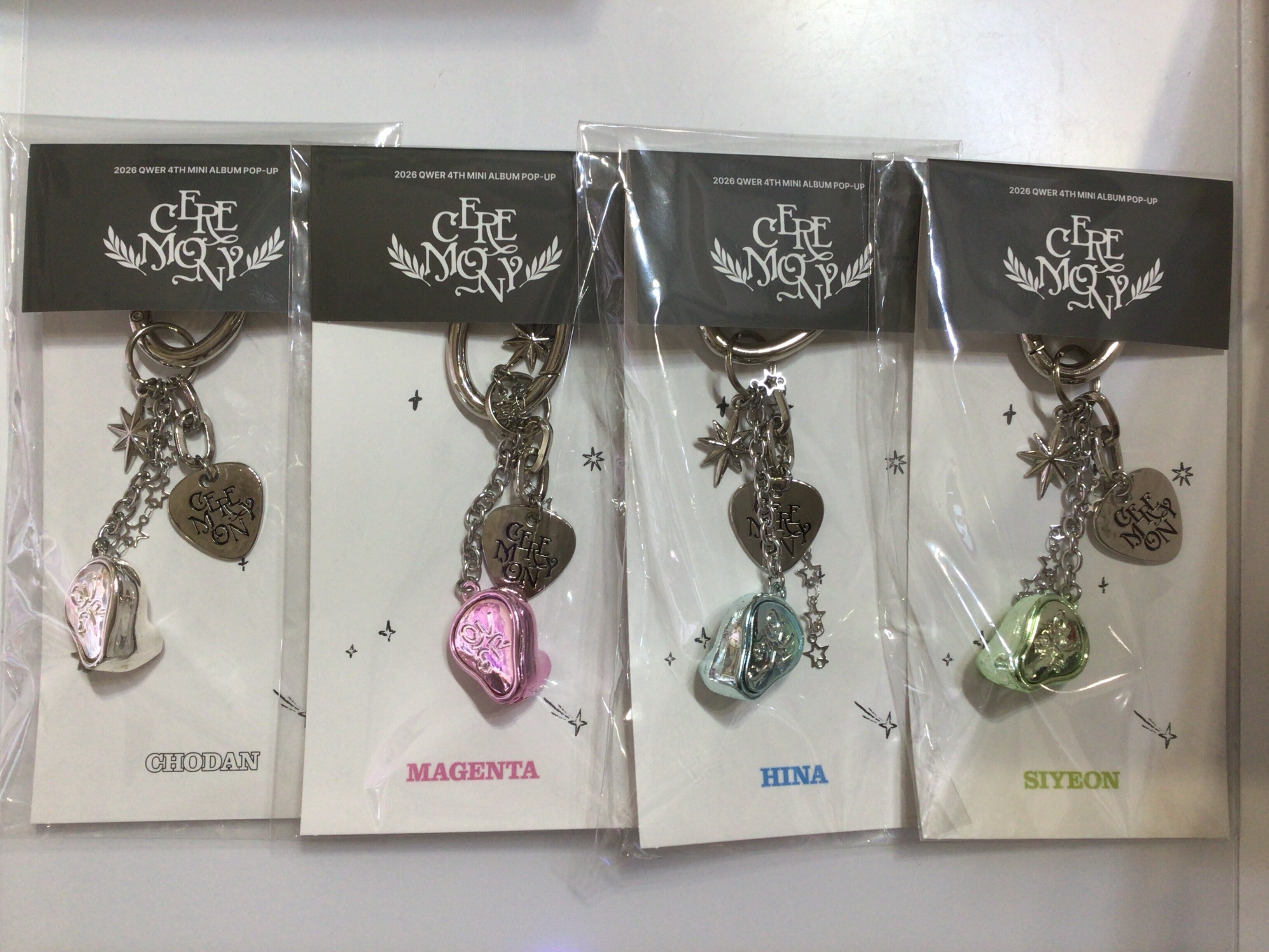 QWER CEREMONY IN-EAR KEYRING