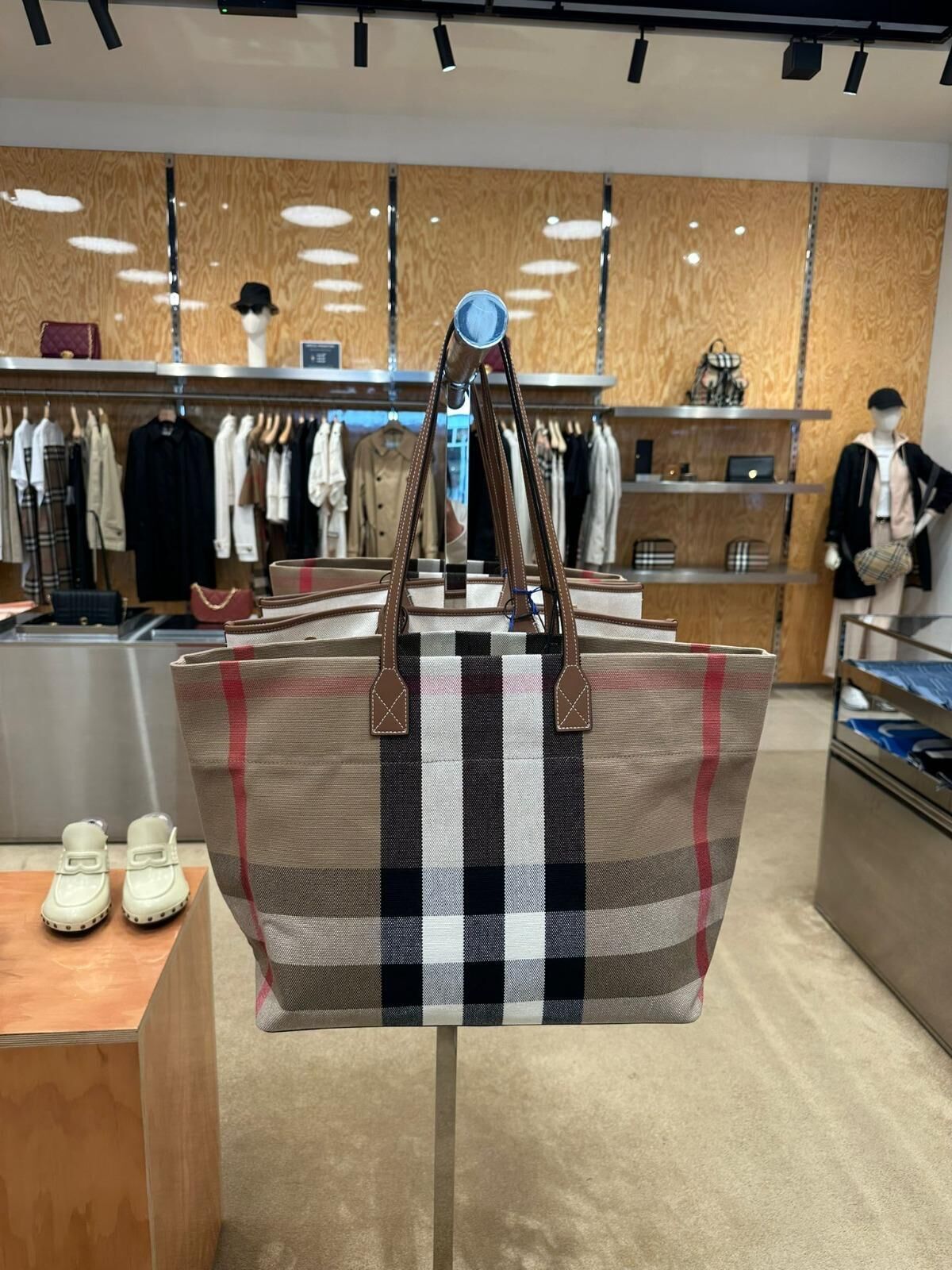 V77 Burberry Check Canvas Medium London Tote