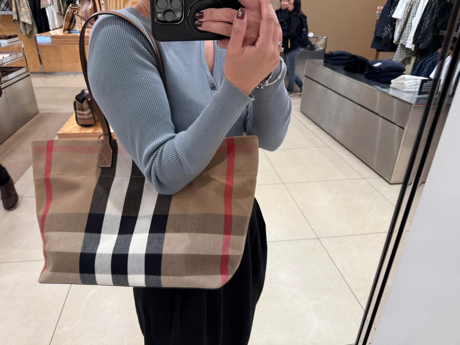 V77 Burberry Check Canvas Medium London Tote