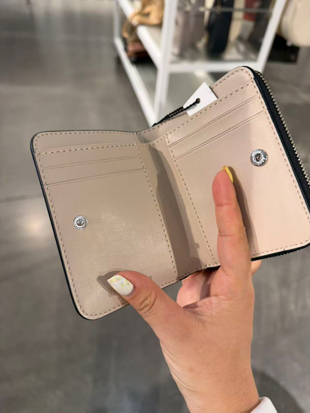 【預購】Marc Jacobs H051561 短款銀包
