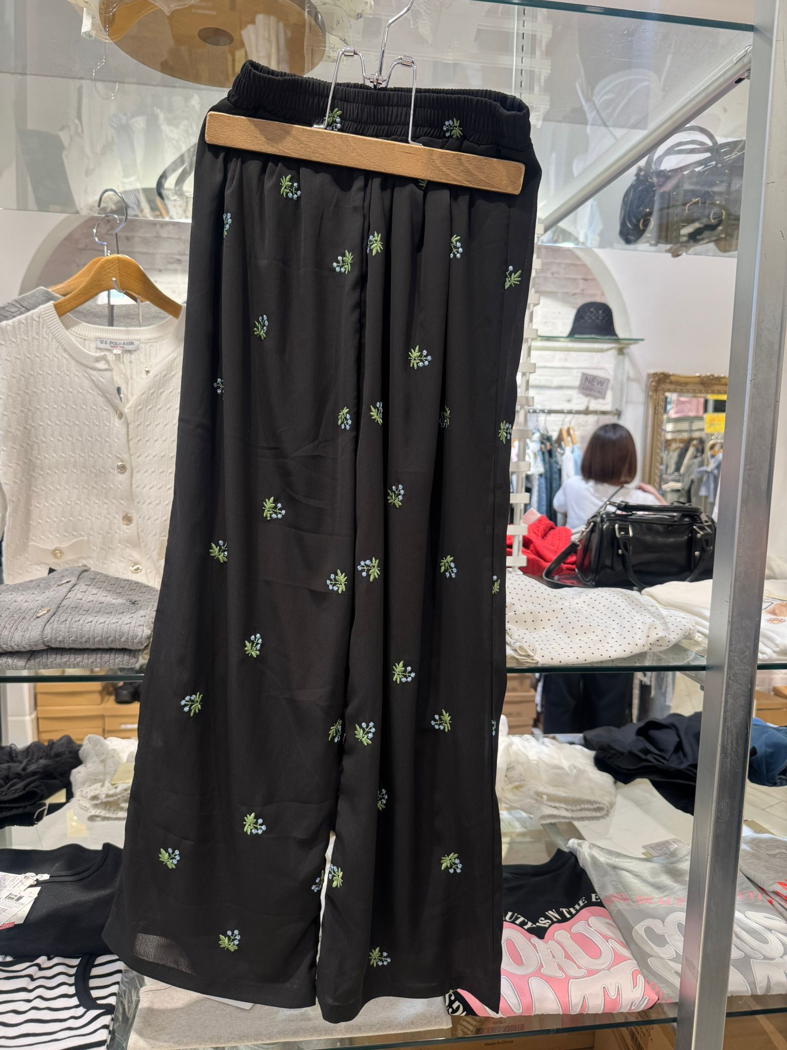 NC51 碎花褲 腰24-38 長38 hip 46 $299