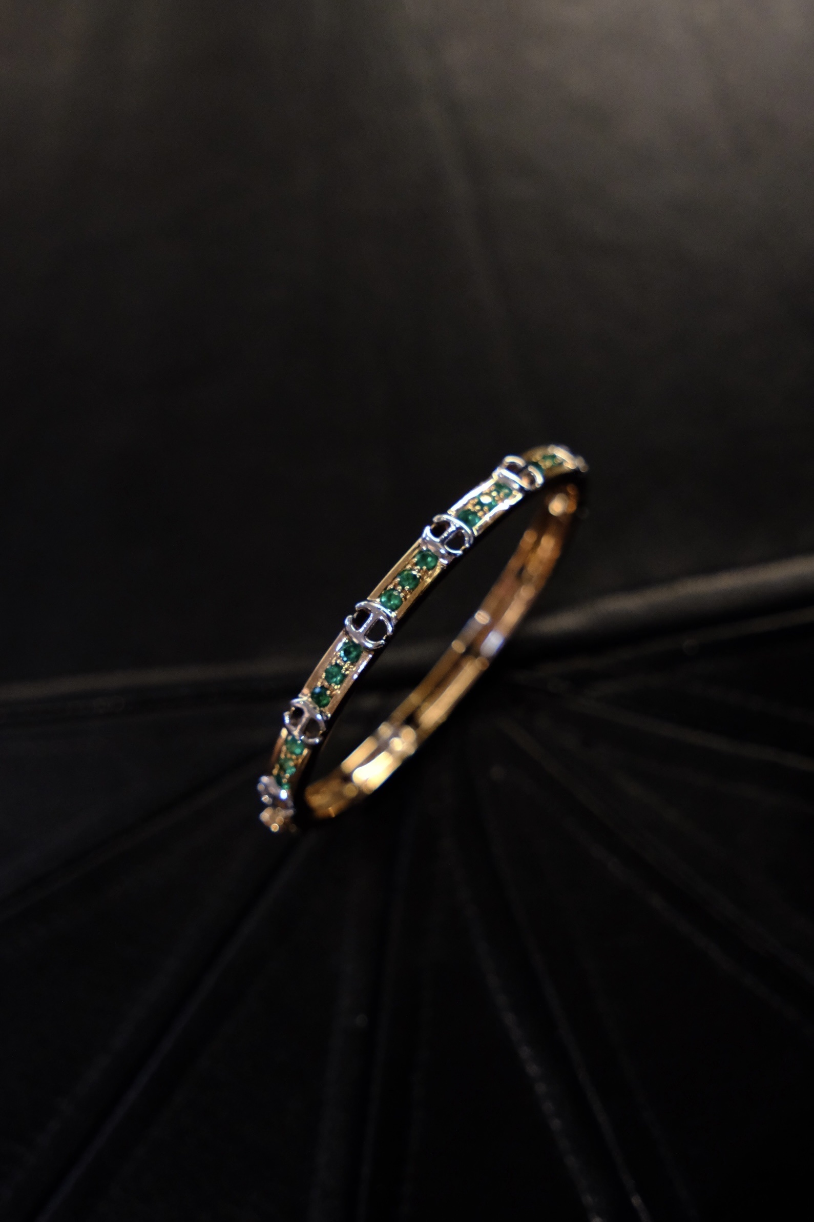 X BANGLE 18K ROSE GOLD WITH EMERALD