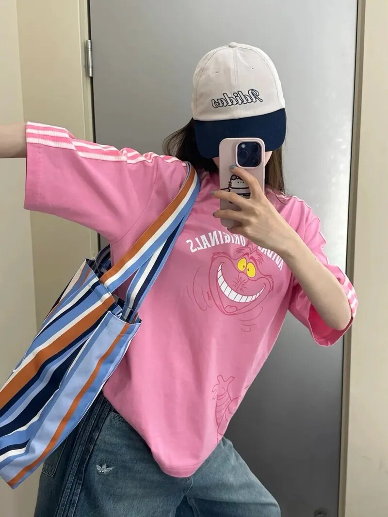 <奇幻旅程🧚🏻>ADIDAS X DISNEY 迪士尼 愛麗絲的夢遊仙境 柴郡貓 短T