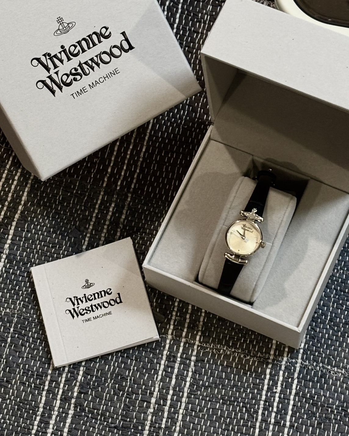 <送女友⌚>Vivienne Westwood 真皮 荔枝紋 經典LOGO 石英機芯 手錶 2色