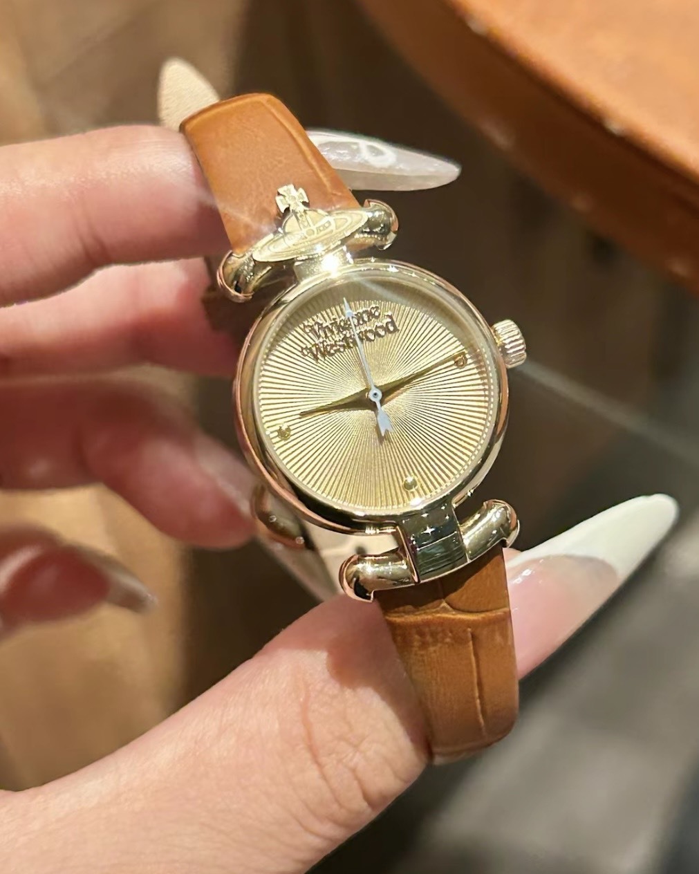 <送女友⌚>Vivienne Westwood 真皮 荔枝紋 經典LOGO 石英機芯 手錶 2色