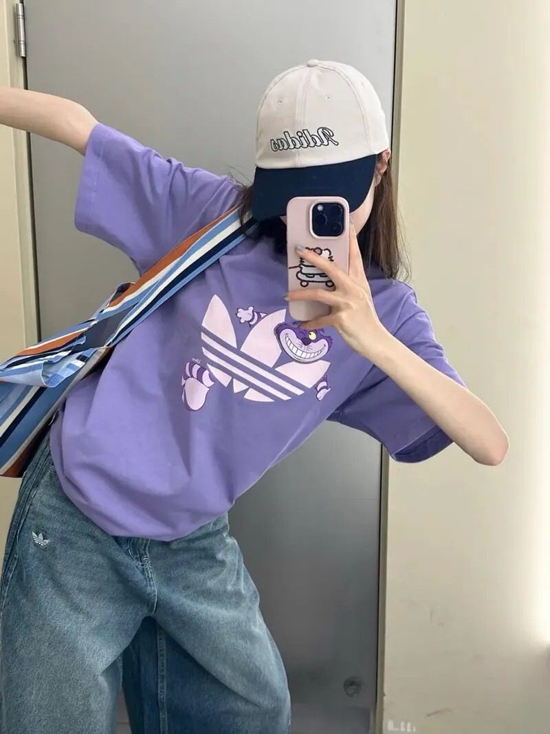 <奇幻旅程🧚🏻>ADIDAS X DISNEY 迪士尼 愛麗絲的夢遊仙境 柴郡貓 三葉草LOGO  短T