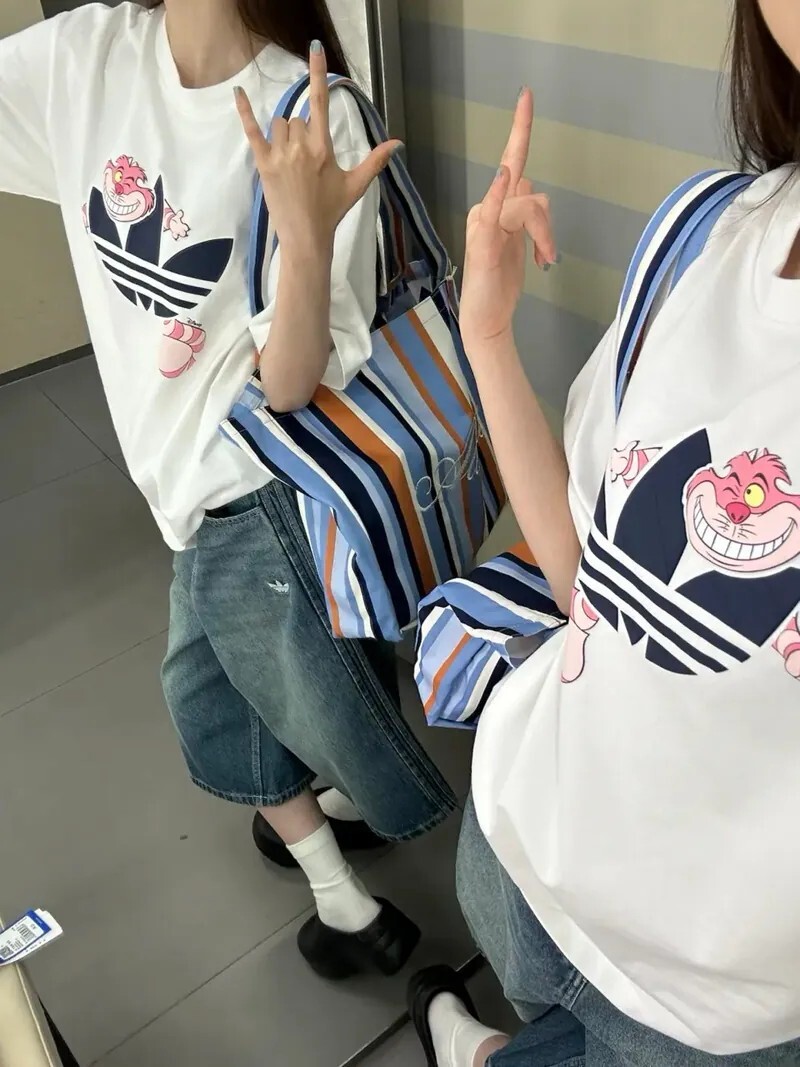 <奇幻旅程🧚🏻>ADIDAS X DISNEY 迪士尼 愛麗絲的夢遊仙境 柴郡貓 三葉草LOGO  短T