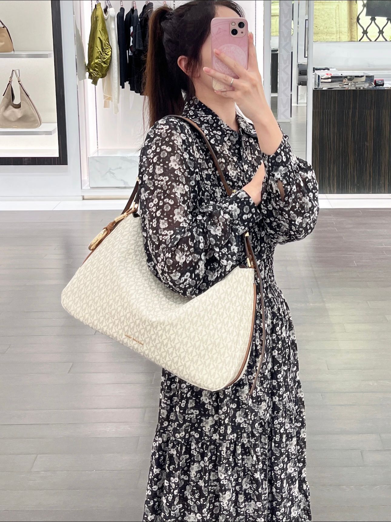 【預購】Michael Kors H051626 Nolita 經典老花單肩包 (白色)