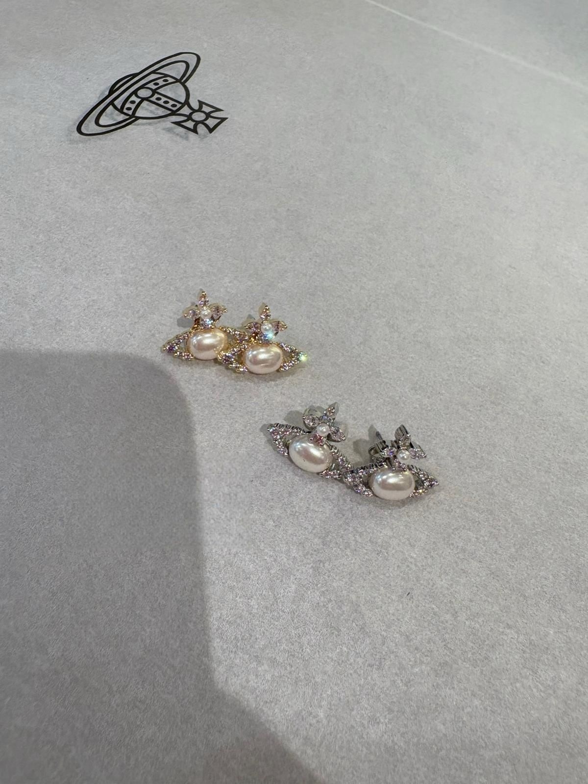 V78-79 Vivienne Westwood Ear Stud