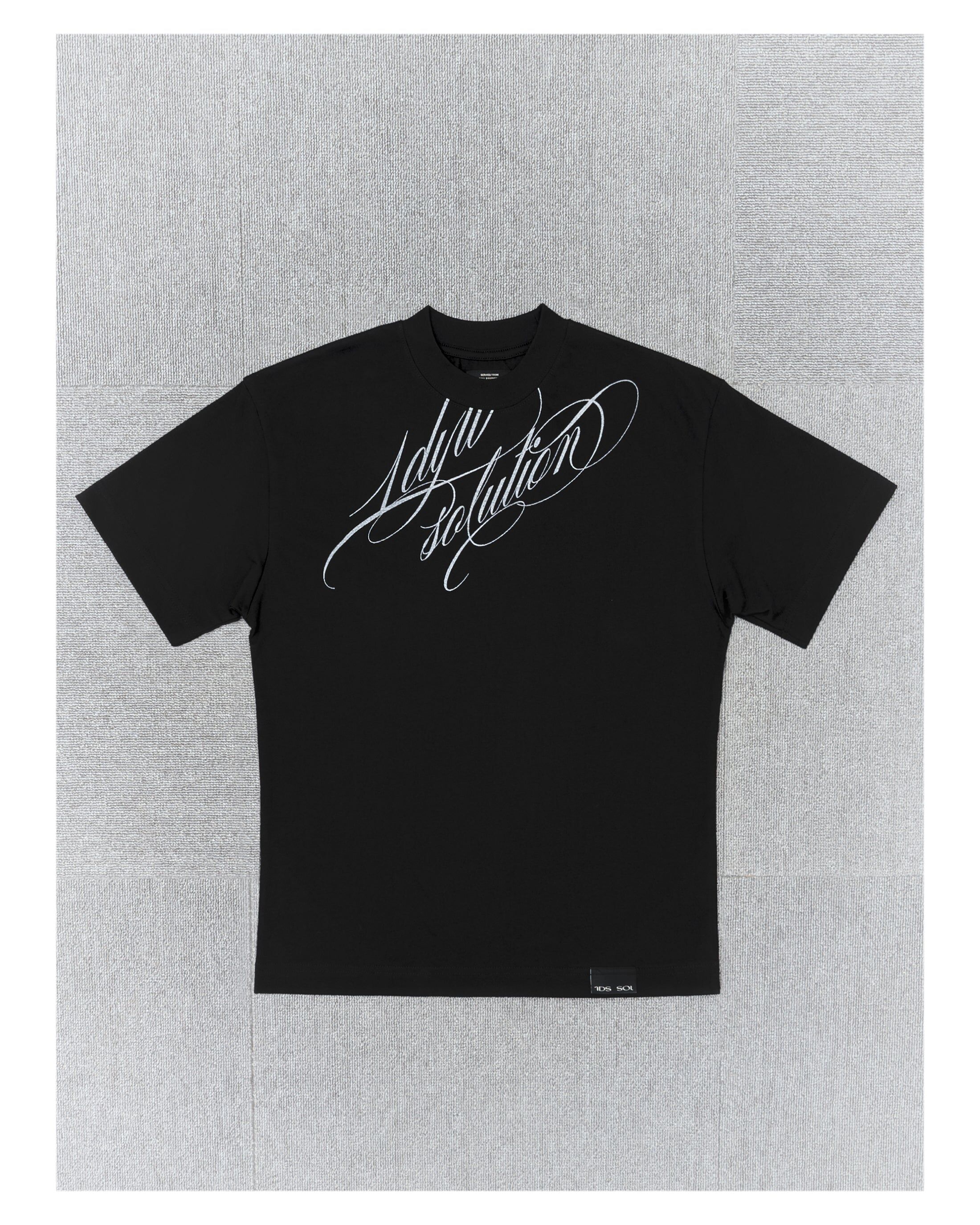 1dyLL｜1DS Cursive Logo Slim Tee (Black)