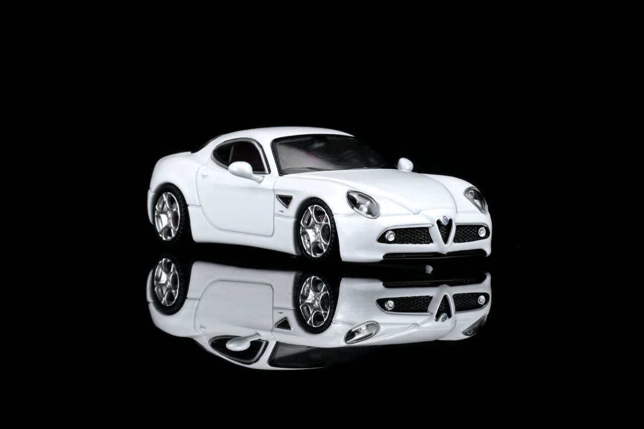 PO-$120 * MOTORHLIX * 1:64 ALFA ROMEO 8C COMPITIZIONE 2008 BIANCO POLARE