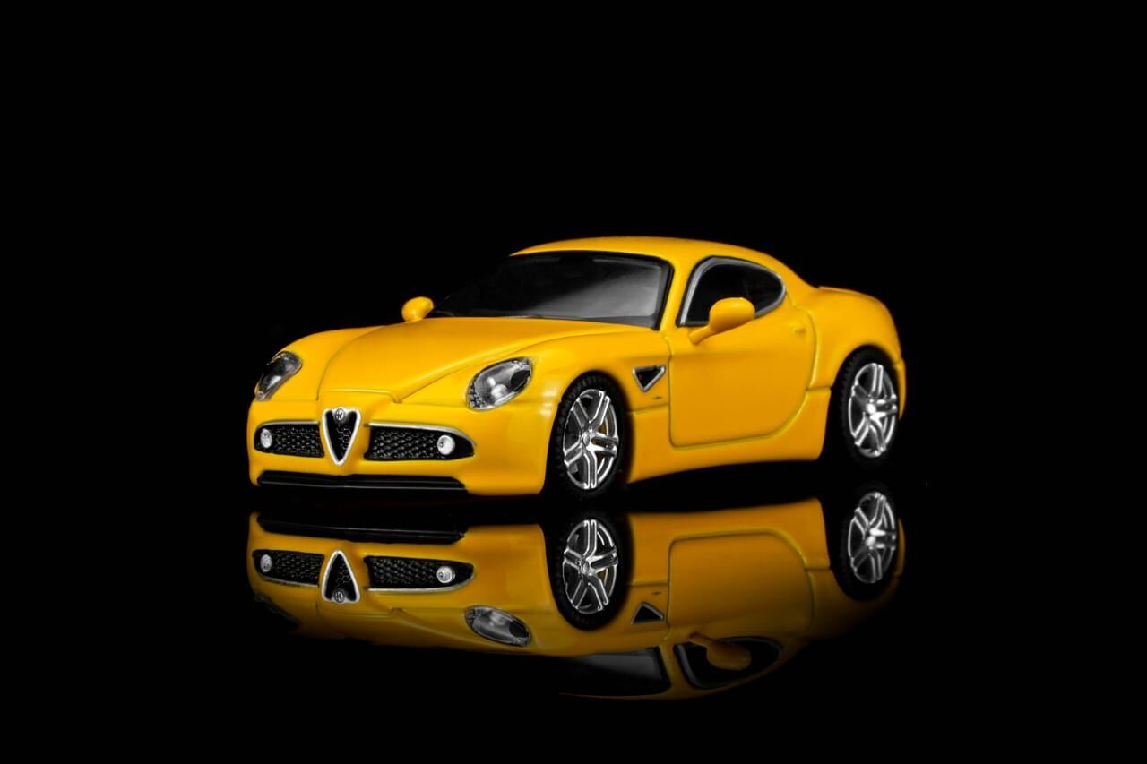 PO-$120 * MOTORHLIX * 1:64 ALFA ROMEO 8C COMPITIZIONE 2008 GIALLO MICA