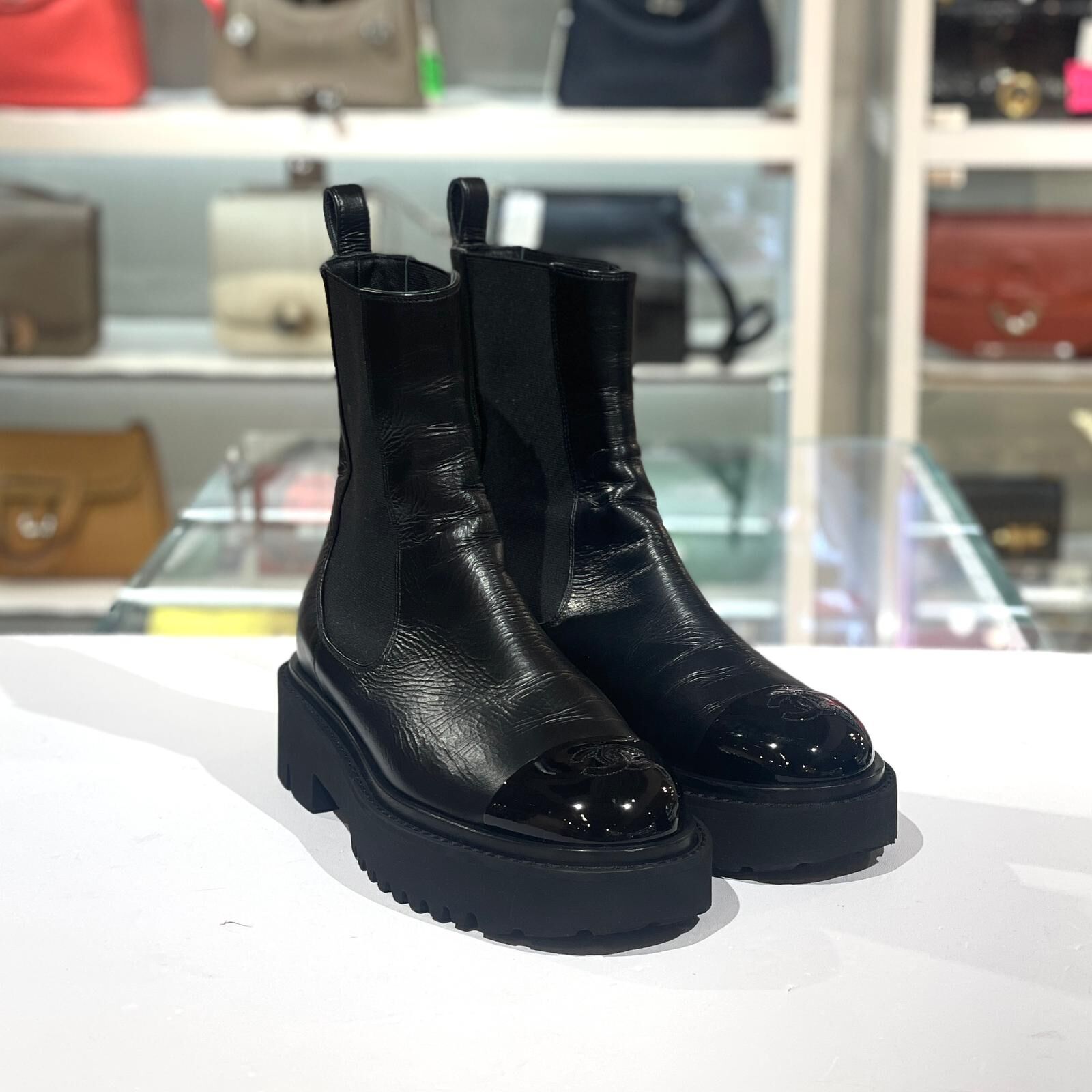 本週特價!!! 全新CHANEL CHELSEA BOOTS G38218 37碼 牛皮/漆皮 厚底 #香奈兒短靴 #BRAND NEW #香榭站正品