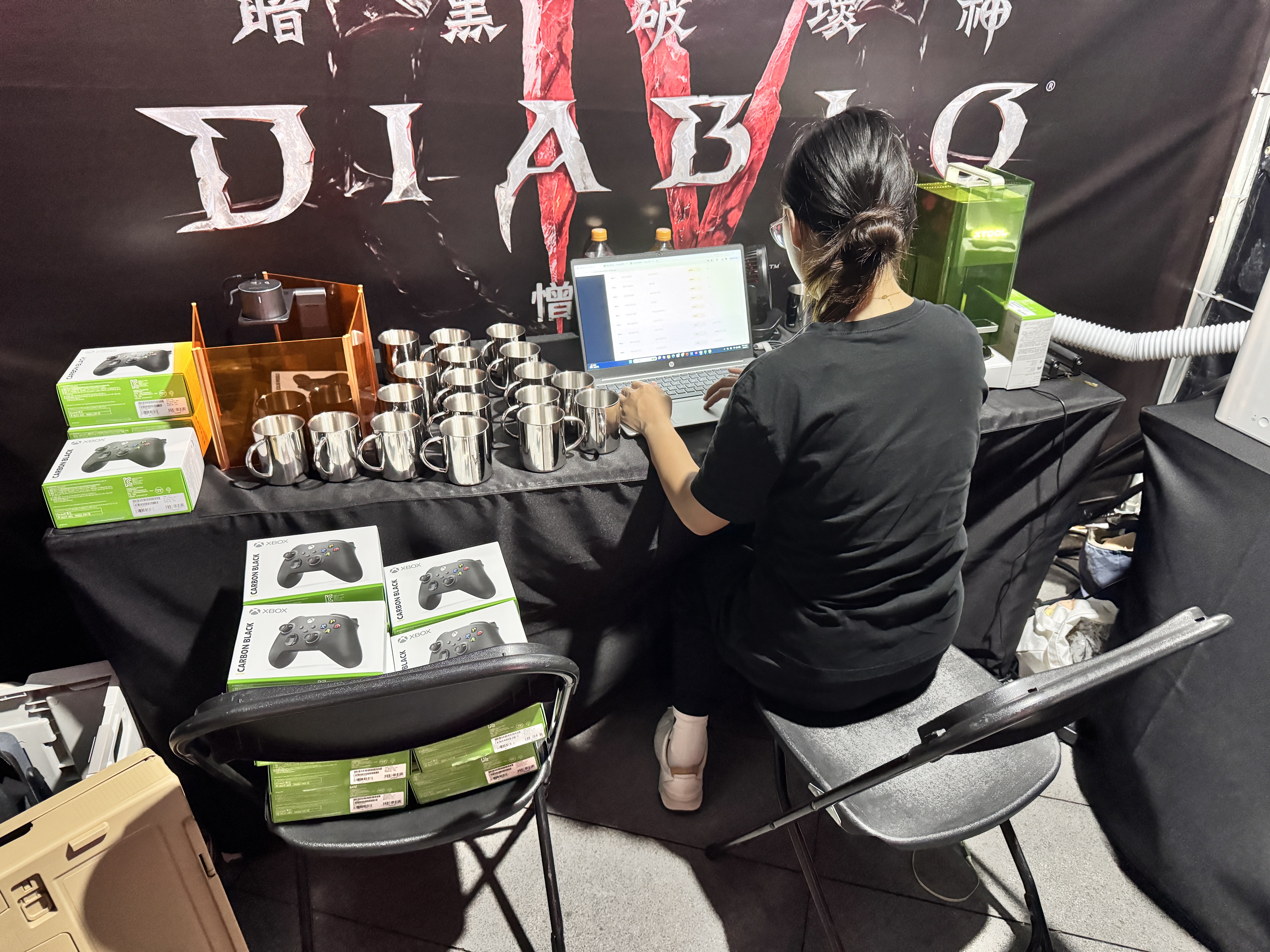 雲端後台同步接單，專業技師現場高效執行雷雕作業